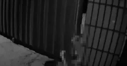 台南婦關鐵捲門「半身遭卡死」！2警合力推門救人