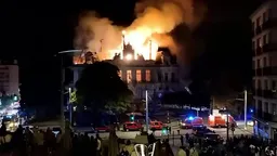 Видео.
            
          Историческая ратуша Лиможа охвачена огнем на фоне протестов во Франции