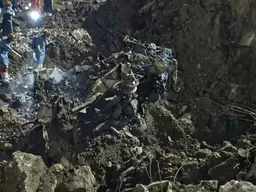 11死50失聯！重慶山崩現場尋獲失聯中巴及人體殘骸