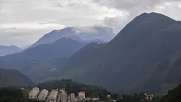 重庆山崩现场寻获失联客运中巴车及人体残骸