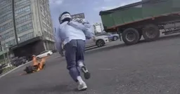汐止嬤遭輾「機車起火」！他狂奔30秒神救援被讚爆：最帥背影