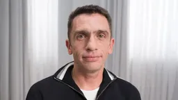 Политолог Кынев объявил голодовку. Из-за сломанной при задержании ноги он не может пользоваться туалетом в камере