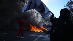 Съёмочную группу Euronews атаковали люди в масках на протестах в Париже