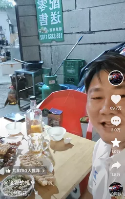 国庆首日实探张雪推荐的重庆烧烤店，天还没黑就有顾客上门品尝，老板娘说“忙了很多”