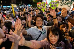 台北市長選舉民調僅差1.2點：蔣萬安市政連環爆，沈伯洋「洋流」來襲｜Whatsnew