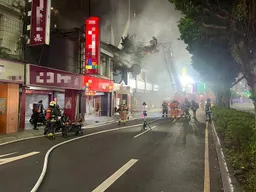 影／三重燒肉店晚間竄大火9人送醫　3人2樓跳下逃生驚悚畫面曝光