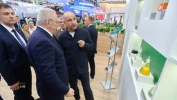 Артём Жога ознакомился с разработками ГК «Полипласт» на ИННОПРОМ-2026