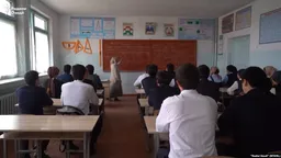 В Таджикистане учительнице, снявшей на видео третьеклассницу без учебных принадлежностей, объявили выговор