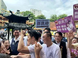 雙北合體 李四川帶蔣萬安參拜笑談「他被抹黑很慘拜觀音消災解厄」