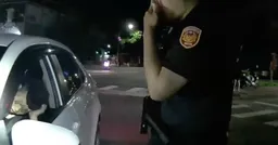 美幹拎！酒駕男睡死路中央　警敲窗竟回：不要鬧