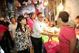 陪童子瑋信義市場拜票 高嘉瑜：他最有能力向中央爭取資源