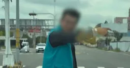 恐怖騎士不滿被按喇叭 肉身攔車嚇壞一家人