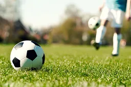 财新闻｜高三学生踢足球意外受伤，将同学、学校告上法庭，北京法院：驳回