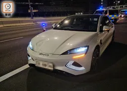 偕女友人消夜後回程遇車禍　鐵騎士西九公路遭私家車撞飛受傷