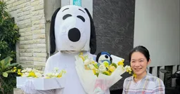 驚喜！真人版史努比布偶送花 陳幸妤燦笑合照