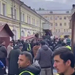 В Санкт-Петербурге силовики оцепили квартал возле Сенного рынка во время пятничного намаза. Они проводят миграционный рейд и вручают повестки