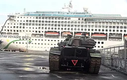 基隆港郵輪與雲豹八輪甲戰車 國內外旅客見證漢光、城鎮韌性演習