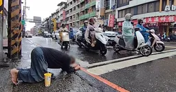 獨家／要錢不要命！男跪路邊行乞 塑膠盆伸出紅線外