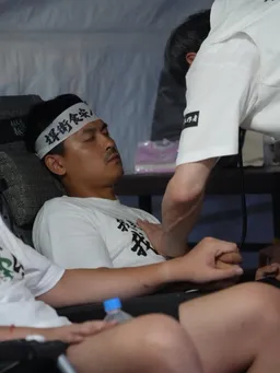影／絕食152小時血糖降至53 何元楷被強制送醫畫面曝光