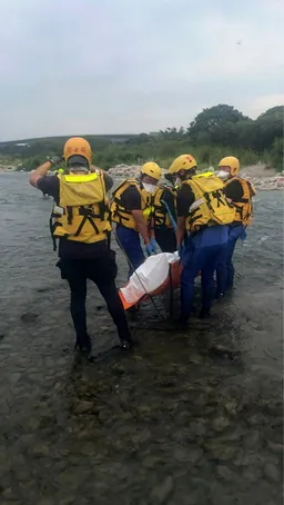 影／農曆七月剛過台中大甲溪現浮屍 消防隊員打撈疑上月落水男