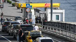 В РФ к дежурству на заправках привлекают учителей и волонтёров