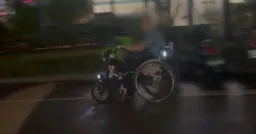 超狂電動輪椅阿北！ 一路狂飆紅燈左轉 民眾看傻眼