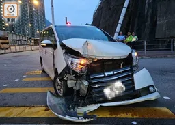 秀茂坪私家車失控撞欄　司機蹤杳