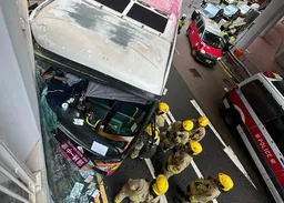 灣仔旅遊巴失事撞欄撼天橋躉　車頭損毀司機被困