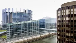 Европейская прокуратура проводит обыски в офисах ул��траправой парламентской группы из‑за скандала с 4 млн евро