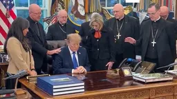 Видео.
            
          Католические епископы молятся за Трампа в Овальном кабинете