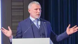 Требовавший снять «Яблоко» с выборов депутат переписал на любовницу дома и иномарки на сотни миллионов рублей