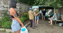 Горячей — той вообще нет.