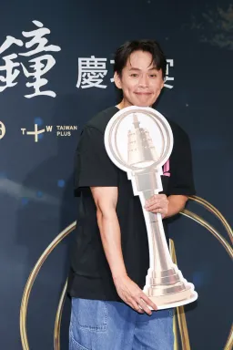 金鐘慶功／視帝差一票飲恨！周渝民挺曾敬驊「下一部找他」！