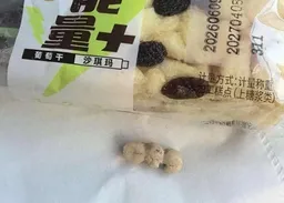 女子從零食檢獲假牙　生產商質疑真偽