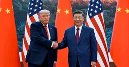 习近平访美前夕 抗议者在美国国会附近挂横幅