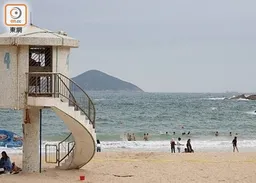 因大浪關係　港島石澳泳灘及大浪灣泳灘懸掛紅旗