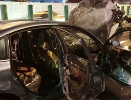 北市市民大道晚間火燒車！行駛中突起火燃燒 駕駛急逃出