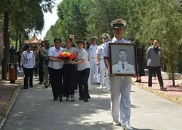 解放軍南海一線作戰部隊飛行員殉職下葬　疑偕上校飛訓遇難