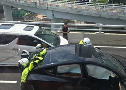 北角東廊兩車相撞　Tesla司機疑駕駛時暈倒昏迷送院