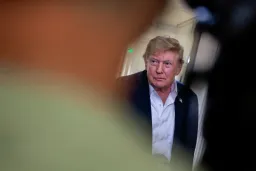 Трамп не собирается тормозить развитие ИИ, потому что хочет победить Китай. Насколько велика угроза со стороны Пекина?