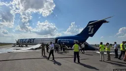 В Бишкеке самолёт TezJet завалился набок при взлёте