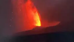 印尼火山爆发，17万名旅客滞留机场