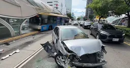 台中轎車飛速撞轎車再撞公車 公車撞進BRT站