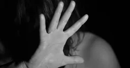 拿菜刀抓頭撞牆！獸父長期性侵親生女「恐嚇要一起死」