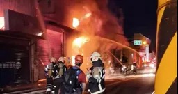 桃園八德工廠暗夜陷火海！96名消防員搶救 環保局示警3區注意異味