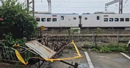 來不及煞車！礁溪飯店大型招牌「砸鐵軌」台鐵區間車撞上