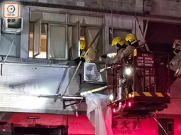 尖沙咀棚架遭車撞擊搖搖欲墜　現場封行車線拆除無人受傷