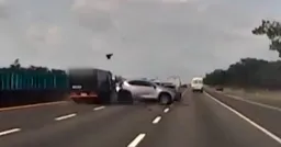 閃輪胎！休旅國道內線急停 遭運鈔車高速撞