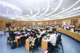 名牌大学毕业合影招非议：舆情因何而起