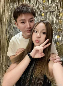 贾乃亮为女儿庆生，14岁甜馨打扮成熟，李小璐与女儿共舞庆祝